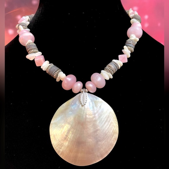 Jewelry - Shell pendant beaded necklace